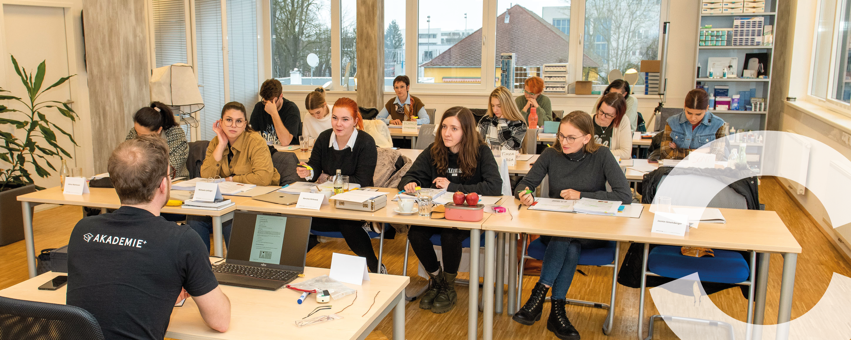 In aller Ohren: OPTICON Akademie bietet mehr Hörseminare & Service